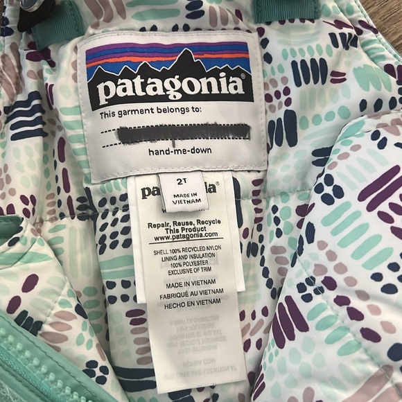 Patagonia toddler snow bib- 2T 
Has a few small stains- see photos for details - Picture 2 of 7